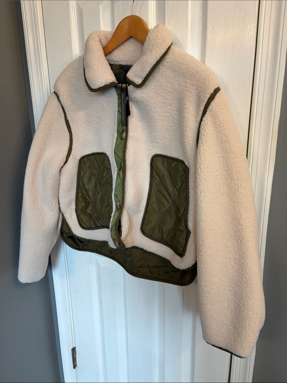 NWT Blank NYC Sz L Crop Reversible Cream Sherpa / Olive Quilted Jacket Warm Cozy - Picture 2 of 10